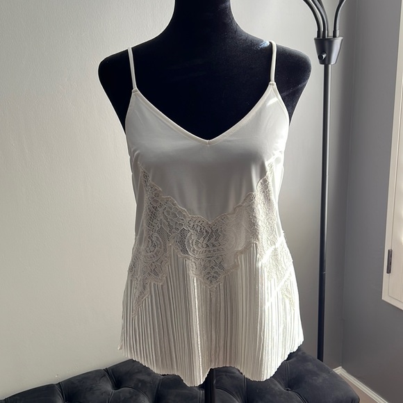 NWT! Express Lace Pleated Cami. White Ivory pearl color size XS - Picture 3 of 13